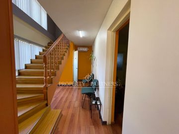 Se vende gran oficina en  sector Av Alemania