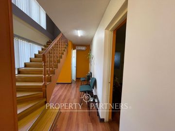 Se vende gran oficina en  sector Av Alemania