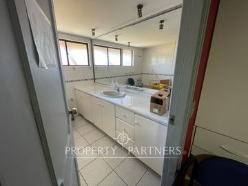 Se vende gran oficina en  sector Av Alemania