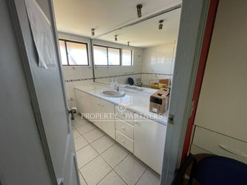 Se vende gran oficina en  sector Av Alemania