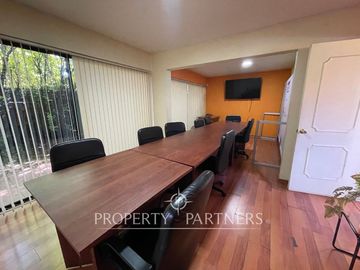 Se vende gran oficina en  sector Av Alemania