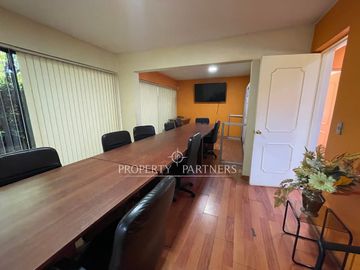 Se vende gran oficina en  sector Av Alemania