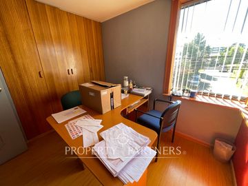 Se vende gran oficina en  sector Av Alemania