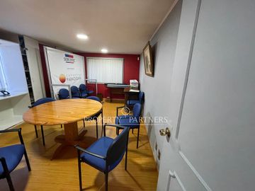 Se vende gran oficina en  sector Av Alemania