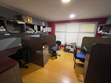 Se vende gran oficina en  sector Av Alemania