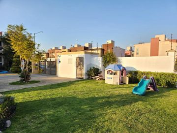 Casa en venta en Toluca, en fraccionamiento con amenidades y amplios espacios