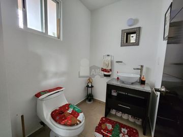Casa en venta en Toluca, en fraccionamiento con amenidades y amplios espacios