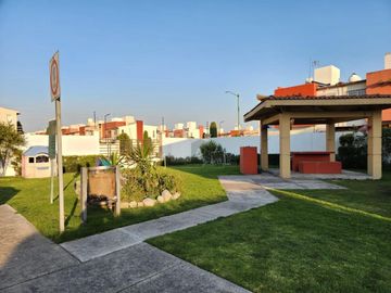 Casa en venta en Toluca, en fraccionamiento con amenidades y amplios espacios