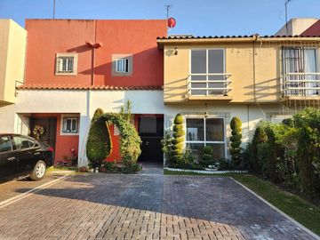 Casa en venta en Toluca, en fraccionamiento con amenidades y amplios espacios