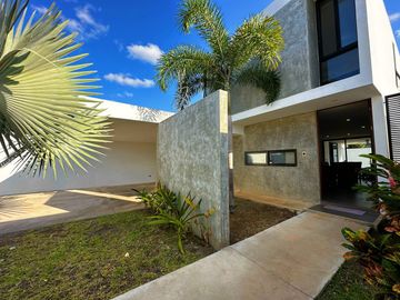 Venta de casa con 4 recámaras en Residencial Arbórea