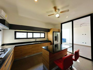 Venta de casa con 4 recámaras en Residencial Arbórea