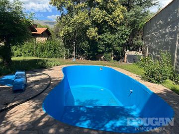 Casa con pileta y gas natural en Nuevo Merlo