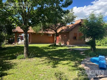 Casa con pileta y gas natural en Nuevo Merlo