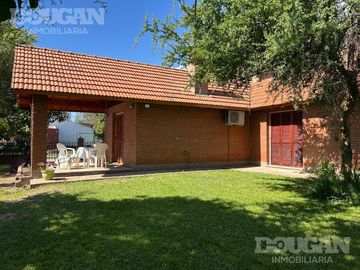 Casa con pileta y gas natural en Nuevo Merlo