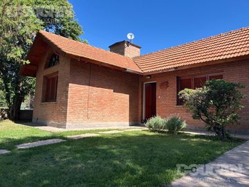 Casa con pileta y gas natural en Nuevo Merlo