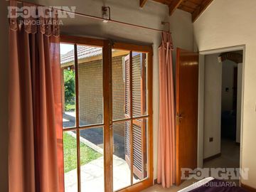 Casa con pileta y gas natural en Nuevo Merlo