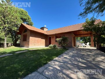 Casa con pileta y gas natural en Nuevo Merlo