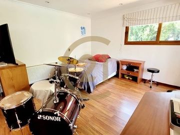 CASA CONDOMINIO, 4 DORM. SUITE, SERV, MARÍA MONVEL