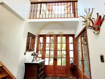 CASA CONDOMINIO, 4 DORM. SUITE, SERV, MARÍA MONVEL