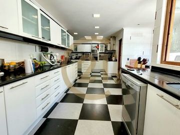 CASA CONDOMINIO, 4 DORM. SUITE, SERV, MARÍA MONVEL