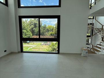 Magnífica casa en Belgrano R totalmente refaccionada con gran jardín y pileta,