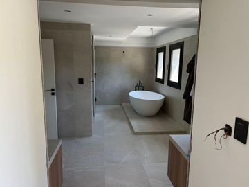 Magnífica casa en Belgrano R totalmente refaccionada con gran jardín y pileta,