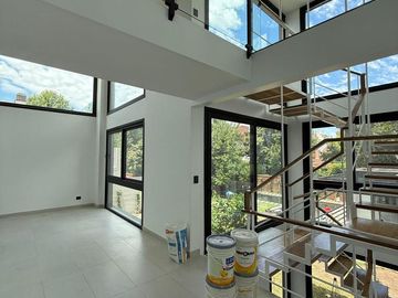 Magnífica casa en Belgrano R totalmente refaccionada con gran jardín y pileta,