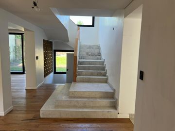 Magnífica casa en Belgrano R totalmente refaccionada con gran jardín y pileta,