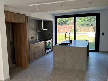 Magnífica casa en Belgrano R totalmente refaccionada con gran jardín y pileta,