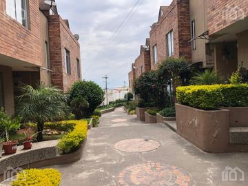 CASA DE VENTA AL NORTE DE QUITO ELOY ALFARO CARCELEN