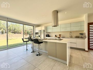 CASA DE VENTA EN TUMBACO