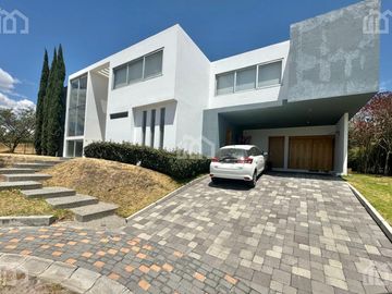 CASA DE VENTA EN TUMBACO
