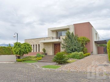 CASA DE VENTA EN CUMBAYA SECTOR COLEGIO ALEMAN