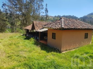 CASA Y TERRENO DE VENTA ZHIDMAD AZUAY