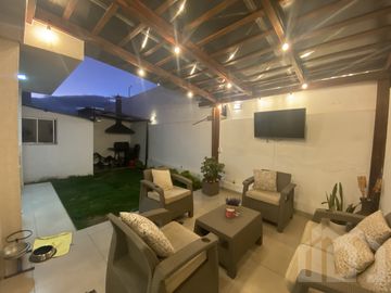 CASA DE VENTA EN TUMBACO