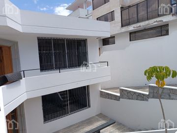 CASA EN VENTA CON DOS DEPARTAMENTOS  SECTOR  CARCELEN
