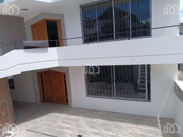 CASA EN VENTA CON DOS DEPARTAMENTOS  SECTOR  CARCELEN