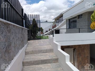 CASA EN VENTA CON DOS DEPARTAMENTOS  SECTOR  CARCELEN