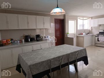CASA EN VENTA CON DOS DEPARTAMENTOS  SECTOR  CARCELEN