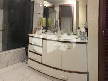 SUITE MUY AMPLIA  CON BALCON DE VENTA EN EL BOSQUE