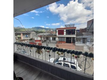 Venta Casa Tres Pisos Santa Isabel