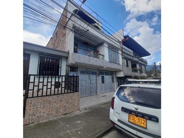 Venta Casa Tres Pisos Santa Isabel
