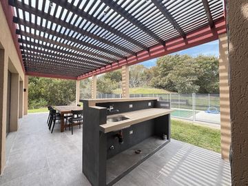 Venta en Residencial 1 de Costa Esmeralda - 3 dormitorios - pileta - fondo privado