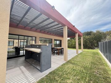 Venta en Residencial 1 de Costa Esmeralda - 3 dormitorios - pileta - fondo privado