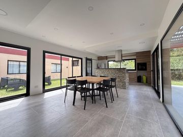 Venta en Residencial 1 de Costa Esmeralda - 3 dormitorios - pileta - fondo privado