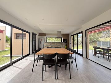 Venta en Residencial 1 de Costa Esmeralda - 3 dormitorios - pileta - fondo privado