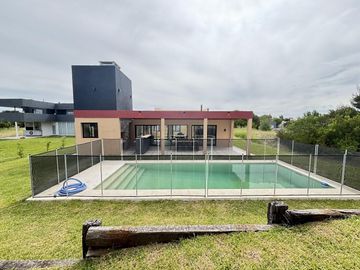 Venta en Residencial 1 de Costa Esmeralda - 3 dormitorios - pileta - fondo privado
