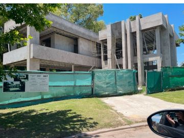 Espectacular cassa estilo Moderno en venta 6 ambientes cannig