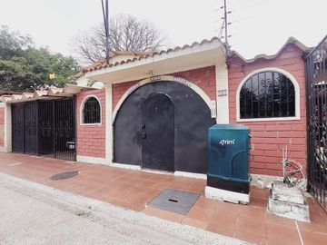 Casa en  venta Urdesa Central, avenida Las monjas conjunto  Reina Victoria GraC.