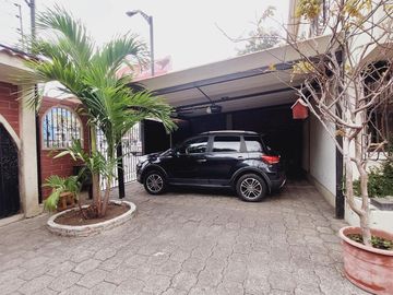 Casa en  venta Urdesa Central, avenida Las monjas conjunto  Reina Victoria GraC.